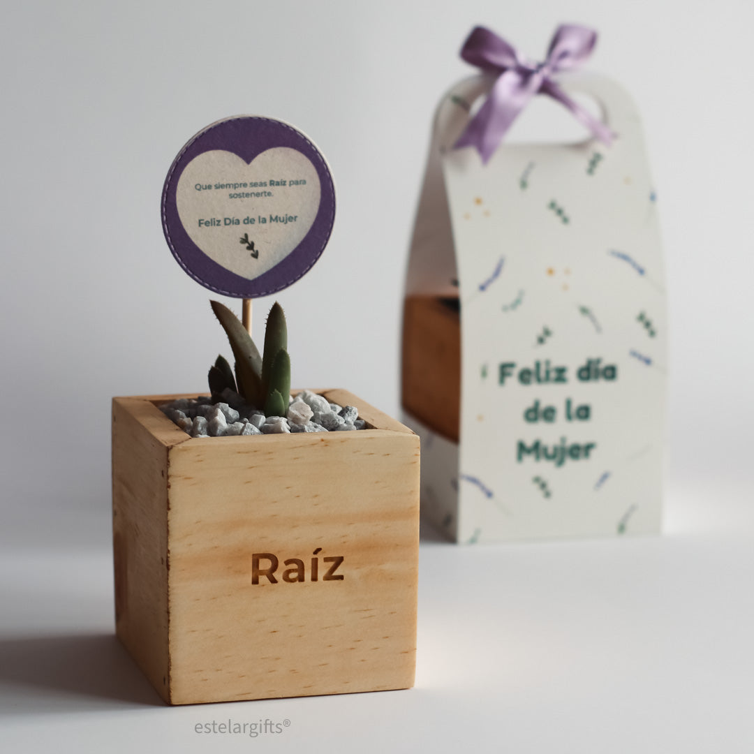 Regalo Maceta de Madera Tallada Mujer